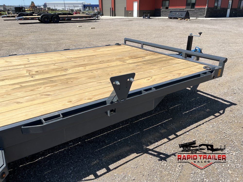 83"x18' Lamar Trailers Equipment